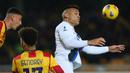Pemain Inter Milan, Lautaro Martinez, menyundul bola saat melawan Lecce pada laga pekan ke-26 Serie A 2023/2024 di Ettore Giardiniero, Senin (26/02/2024). Lautaro Martinez mencetak dua gol saat melawan Lecce. Bomber asal Argentina itu menjebol gawang Wladimiro Falcone pada menit 15' dan 56'. (AFP/Carlo Hermann)