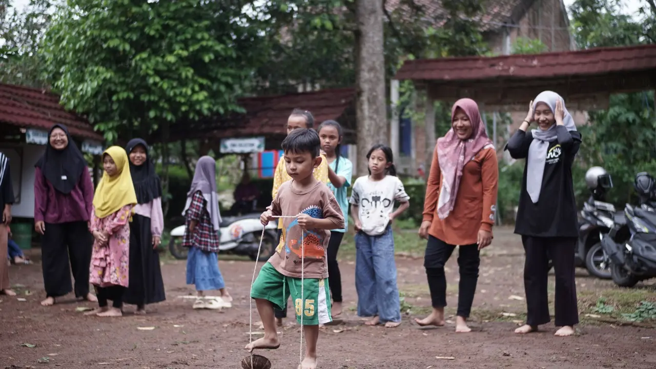 Wajah wajah gembira anak-anak saat bermain bersama di Komunitas Kampung Budaya Piji Wetan, Desa Lau, Kecamatan Dawe, Kudus. (Liputan6.com/Arief Pramono)