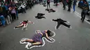 Sejumlah wanita tidur di jalan saat ikut ambil bagian dalam unjuk rasa menentang kekerasan gender pada Hari Internasional untuk Penghapusan Kekerasan terhadap Perempuan, di Valparaiso, Chili, , (25/11). (REUTERS/Rodrigo Garrido)