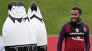 Bek Inggris, Ryan Bertrand, tersenyum saat latihan di St George Park, Staffordshire, Selasa (7/11/2017). Latihan ini persiapan jelang laga persahabatan melawan Jerman dan Brasil. (AFP/Paul Ellis)