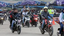 Pemudik bermotor pindah dari Dermaga 6 ke Dermaga 1-5 di Pelabuhan Merak, Banten, Jumat (23/6). H-2 Lebaran 2017, ribuan pemudik bermotor memadati Dermaga 6 Pelabuhan Banten. (Liputan6.com/Helmi Fithriansyah)
