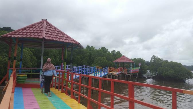 Menyambut pagi di Objek Wisata Tambatan Hati Pelangi, Boalemo, Gorontalo. (Foto: Liputan6.com/Arfandi Ibrahim)