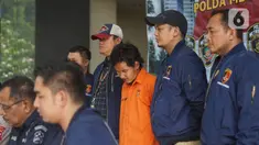 Tersangka kasus dugaan penyiraman air keras kepada sembilan wanita di tiga lokasi berbeda di Polda Metro Jaya, Jakarta, Sabtu (16/11/2019). Polisi menangkap seorang tersangka dengan barang bukti pakaian korban, padatan soda api, cairan zat kimia, serta rambut korban. (Liputan6.com/Immanuel Antonius)