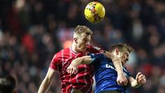 Pemain Bristol City, Ross McCrorie berduel dengan pemain West Ham United, James Ward-Prowse pada laga putaran ketiga Piala FA 2023/2024 di Ashton Gate Stadium, Bristol, Inggris, Rabu (17/01/2024) WIB. (AFP/Adrian Dennis)
