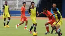 Penyerang Persija Jakarta, Bambang Pamungkas (kedua dari kanan) mencoba lolos dari kawalan pemain Martapura FC saat laga uji coba di Stadion GBK Jakarta, Selasa (6/1/2015). Persija unggul 2-1 atas Martapura FC. (Liputan6.com/Helmi Fithriansyah)