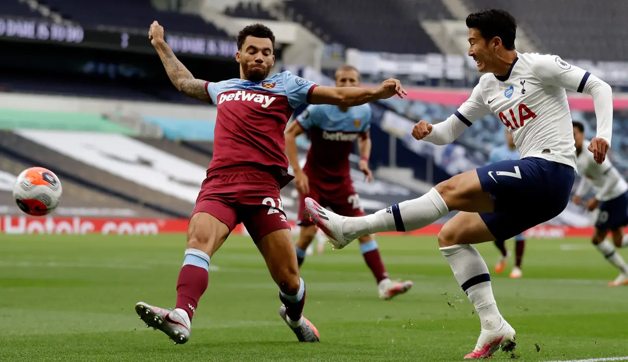 Striker Tottenham Hotspur, Son Heung-Minon mengumpan bola saat bertanding melawan West Ham United pada pertandingan lanjutan Liga Inggris di Stadion Tottenham Hotspur di London (23/6/2020). Tottenham menang 2-0 atas West Ham. (AFP/Pool/Kirsty Wigglesworth)