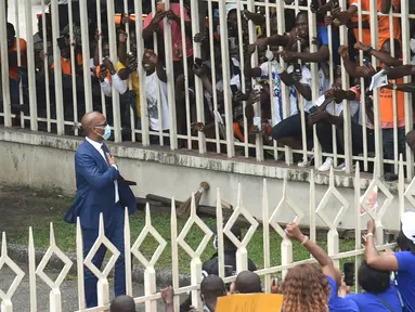 Legenda Chelsea, Didier Drogba, menyapa pendukungnya saat akan mengajukan pencalonannya untuk menjadi presiden federasi sepakbola Pantai Gading di Abidjan, Minggu (2/8/2020). Pria berusia 42 tahun itu akan bersaing dengan empat calon lainnya. (AFP/Sia Kambou)
