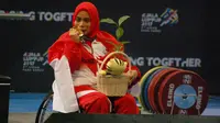 Lifter putri Indonesia, Uyulani Lili saat meraih medali emas pada ajang angkat berat ASEAN Paragames (APG) IX/2017, Malaysia, Selasa (19/9/2017). Uyulani yang tampil di kelas 61 kg, dengan  angkatan terbaik 81 kg. (Bola.com/APGIndonesia)