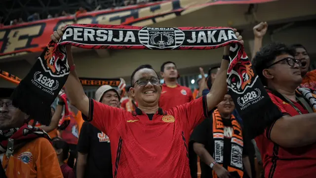 Mantan Gubernur DKI Jakarta Anies Baswedan menyaksikan pertandingan Liga 1 antara Persija melawan Barito Putera di Jakarta International Stadium (JIS), Jakarta Utara, Sabtu (10/8/2024). (Merdeka.com/Bachtiarudin Alam)
