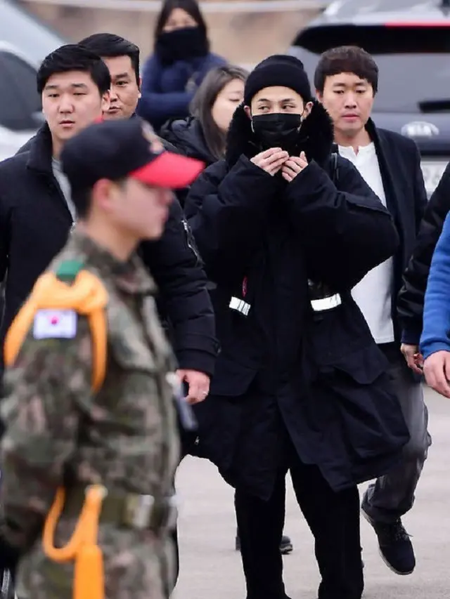 [Bintang] Begini Senyum Manis G-Dragon Saat Jalani Wajib Militer