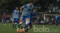 Pemain Persib Bandung, Achmad Jufriyanto, berebut bola dengan Gian Zola saat latihan. Rencananya Pangerang Biru akan kembali berlatih esok sore di tempat dan waktu yang sama. (Bola.com/Vitalis Yogi Trisna)