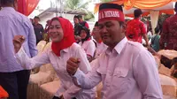 Bupati petahana Idza Priyanti dan Wakil Bupati Narjo mendatangi KPU Brebes.
