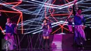 Aksi Syahrini di panggung Konser Raya 22 Indosiar, Jakarta, Rabu (11/1). Gaya Syahrini yang sedikit centil membuat panggung Konser Raya semakin meriah. (Liputan6.com/Helmi Afandi)