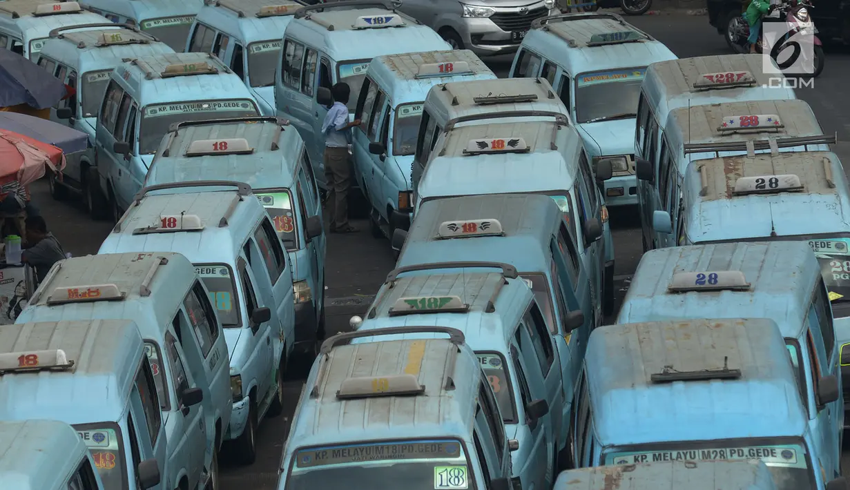 Sejumlah angkot menanti calon penumpang di Terminal Kampung Melayu, Jakarta timur, Jumat (2/8/2019). Gubernur DKI Jakarta Anies Baswedan melalui Kepala Dinas Perhubungan menyiapkan rancangan peraturan daerah tentang pembatasan usia kendaraan. (merdeka.com/Imam Buhori)