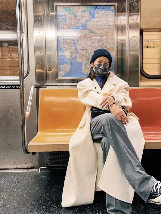 Enzy pun mengenakan long coat putih gading, yang dikombinasikan inner biru dan celana abu-abunya. Bennie pun menjadi pelengkap penampilan. @enzystoria