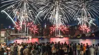 Penonton berkumpul di sepanjang tepi pantai Williamsburg untuk menyaksikan pertunjukan kembang api Macy pada perayaan Hari Kemerdekaan di Brooklyn, New York, Amerika Serikat, 4 Juli 2022. Kembang api meledak dari tongkang di East River. (AP Photo/Bebeto Matthews)