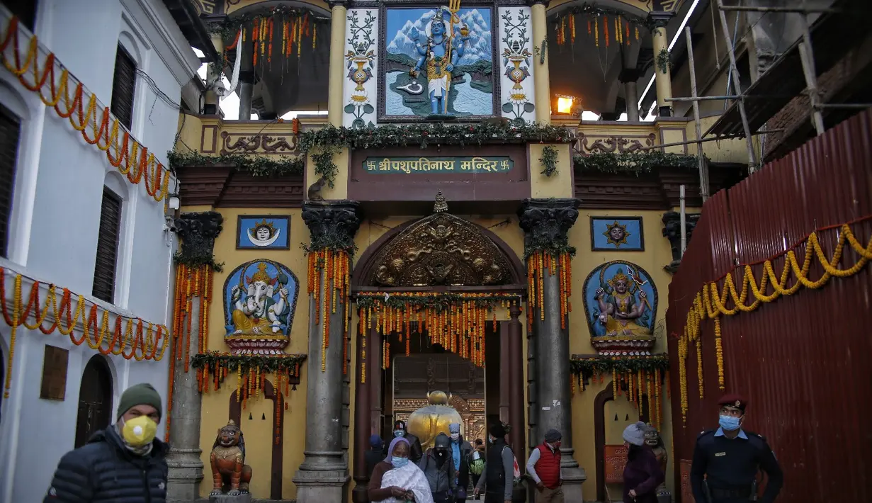 Orang-orang terlihat di Kuil Pashupatinath di Kathmandu, Nepal (16/12/2020). Hampir delapan bulan Kuil Pashupatinath ditutup karena pandemi COVID-19. (Xinhua/Sulav Shrestha)