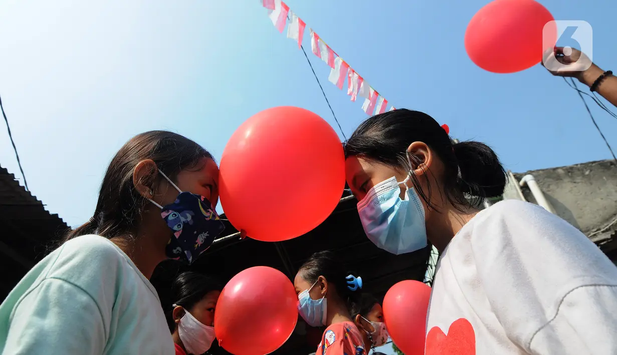 Anak-anak saat mengikuti lomba balon peringatan HUT Kemerdekaan ke-76 RI di Benda Baru, Pamulang, Tangsel, Selasa (17/8/2021). Di sejumlah kawasan pinggiran Jabotabek warga tetap melaksanakan peringatan HUT kemerdekaaan RI walau masih dalam status PPKM Level 4. (merdeka.com/Arie Basuki)