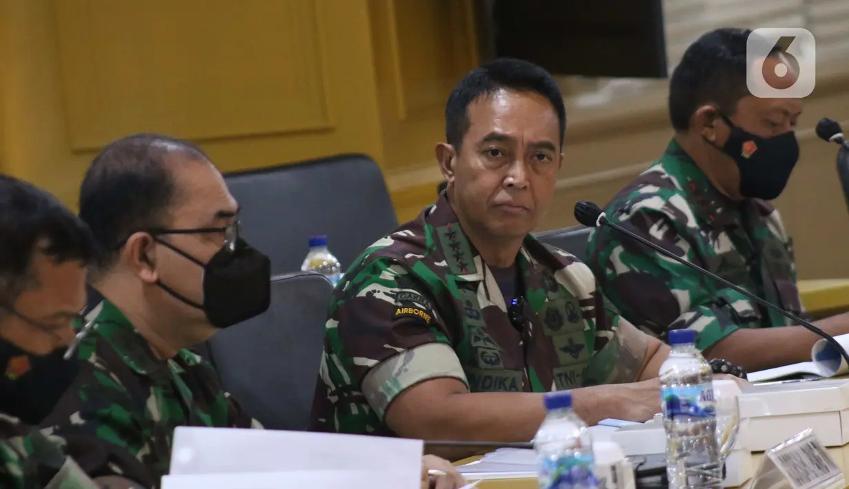 Panglima TNI Jenderal Andika Perkasa saat mengikuti rapat dengan Komite I DPD di Nusantara VI, Kompleks Parlemen MPR/DPR-DPD, Senayan, Jakarta, Selasa (8/2/2022). Rapat kerja ini membahas mengenai Pelaksanaan UU Nomor 43 Tahun 2008 tentang Wilayah Negara. (Liputan6.com/Angga Yuniar)