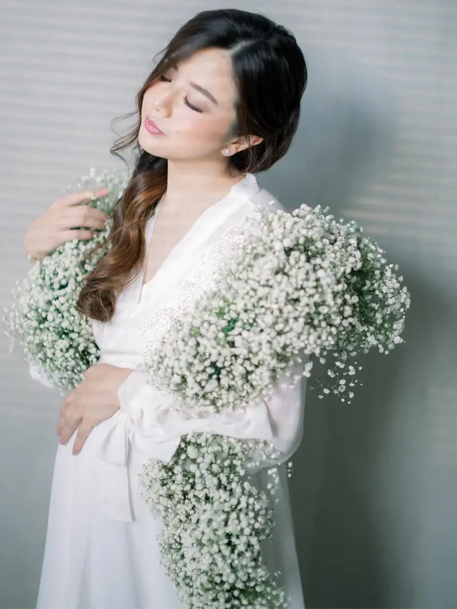 Sudah 8 Bulan, Ini 7 Maternity Shoot Franda yang Bertabur Bunga