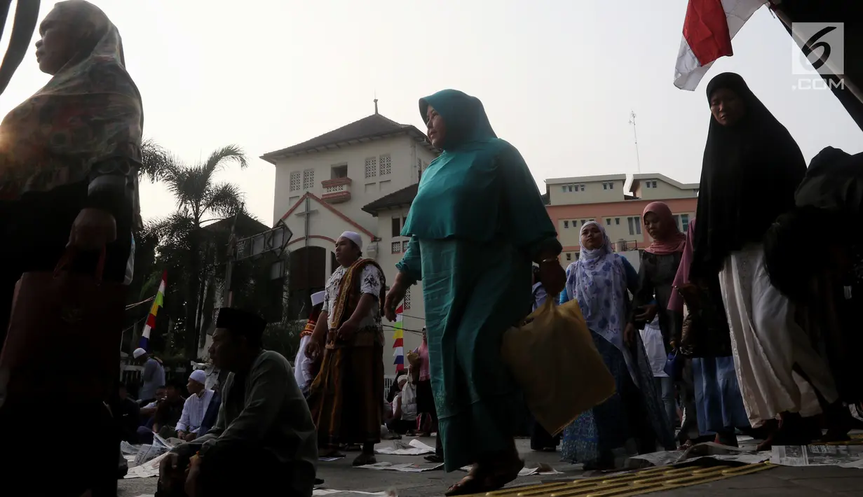 Jemaah bubar usai melaksanakan salat Idul Adha 1439 H di Monumen Perjuangan Jatinegara, Jakarta Timur, Rabu (22/8). (Liputan6.com/JohanTallo)