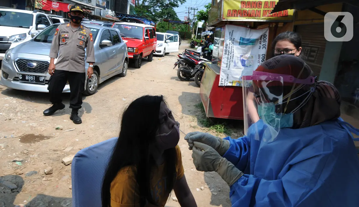 Paramedis melakukan swab antigen kepada pemudik di perbatasan Depok-Bogor, Jalan Raya Parung-Ciputat, Depok, Jawa Barat, Minggu (16/5/2021). Mulai hari ini, diberlakukan swab antigen kepada para pemudik yang akan kembali ke wilayah Depok. (merdeka.com/Arie Basuki)