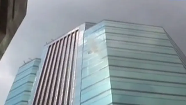 Lantai 17 Plasa BRI Tower Surabaya Terbakar, Kaca Gedung Pecah