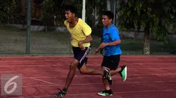 Suasana latihan Atlet penyandang disabilitas di Universitas Negeri Yogyakarta, Jateng, Jumat (29/7). Latihan ini bagian persiapan mengikuti Pekan Paralimpiade Nasional (Peparnas) 2016, Oktober mendatang. (Liputan6.com/Boy Harjanto)