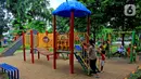 Sejumlah anak menikmati fasilitas yang tersedia di Taman Kebersihan 3, Cengkareng Barat, Jakarta, Rabu (22/1/2020). Dengan adanya rumah pohon ini menambah daya tarik pengunjung. (merdeka.com/Magang/Muhammad Fayyadh)
