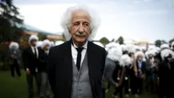 Benny Wasserman berdiri didekat ratusan orang yang berpenampilan mirip Albert Einstein untuk mencetak rekor dunia Guinness di Los Angeles, 27 Juni 2015. Acara ini untuk mengumpulkan dana bagi pendidikan anak-anak tunawisma. (REUTERS/Lucy Nicholson)