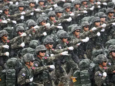 Pasukan Korea Selatan berbaris dalam upacara peringatan ke-75 Hari Angkatan Bersenjata Korea di Seongnam pada tanggal 26 September 2023. (KIM HONG-JI/POOL/AFP)