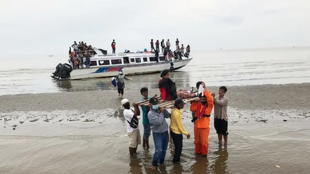 Basarnas Pekanbaru mengevakuasi ibu hamil dari kapal kandas di Panipahan, Kabupaten Rokan Hilir.