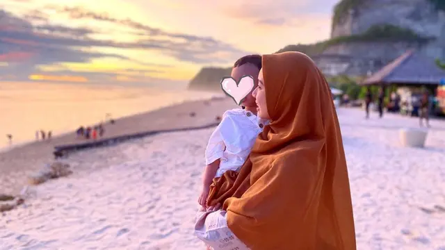 Umumkan Kelahiran Anak Kedua, Ini 6 Potret Lindswell Kwok Momong Buah Hati