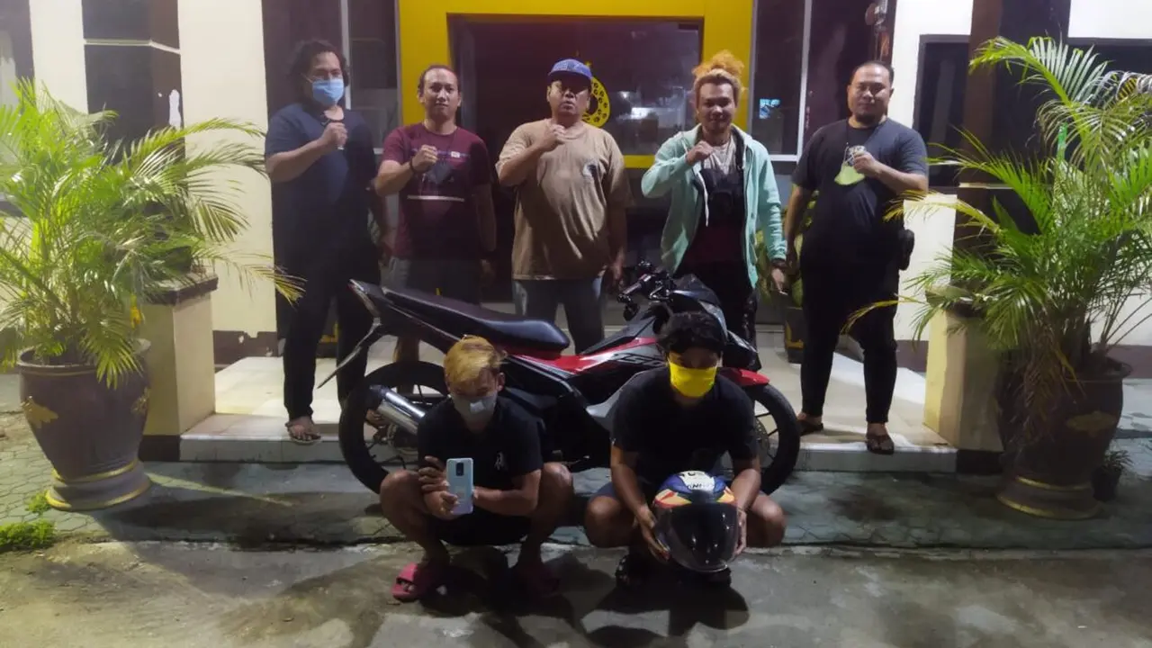 Kedua Pelaku saat diringkus Polres Bone Bolango (Bonebol), Gorontalo (Arfandi/Liputan6.com)