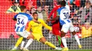 Pemain Liverpool Roberto Firmino (kedua kanan) mencetak gol ke gawang Brighton and Hove Albion pada pertandingan sepak bola Liga Premier Inggris di Anfield, Liverpool, Inggris, 1 Oktober 2022. Pertandingan berakhir imbang 3-3. (Peter Byrne/PA via AP)