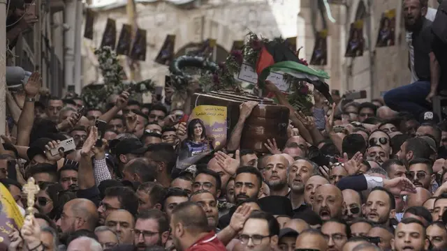 Pemakaman jurnalis veteran Al Jazeera yang terbunuh, Shireen Abu Akleh di Yerusalem timur, Jumat, 13 Mei 2022. (Foto AP/Maya Levin)