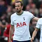 Pemain Tottenham Hotspur, Harry Kane (kiri) mencoba menenangkan Lucas Moura yang melakukan blunder di menit akhir pertandingan saat melawan Liverpool dalam pertandingan lanjutan English Premier League 2022/2023 yang berlangsung di Anfield stadium, Minggu (30/4/2023). Kesalahan fatal yang dilakukan Lucas Moura membuat Liverpool menang 4-3 dalam pertandingan ini. (AFP/Paul Ellis)