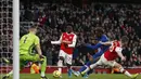 Proses gol yang dicetak striker Chelsea, Tammy Abraham, ke gawang Arsenal pada laga Premier League di Stadion Emirates, London, Minggu (29/12). Arsenal kalah 1-2 dari Chelsea. (AFP/Ian Kington)