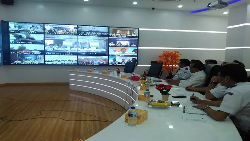 Menteri Perhubungan (Menhub) Budi Karya Sumadi melakukan video conference untuk memantau arus balik di hari terakhir libur Lebaran Idul Adha 2017. (Liputan6.com/Fiki Ariyanti)