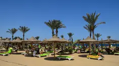 Wisatawan bersantai sembari menikmati mahatari di pantai kota wisata Laut Merah Mesir, Hurghada pada 3 April 2019. Laut Merah merupakan salah satu destinasi wisata unggulan Mesir, selain Piramida di Kairo, kuil-kuil di Luxor, atau Sungai Nil.  (Mohamed el-Shahed / AFP)