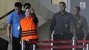 Anggota DPRD Sumatera Utara 2009-2014 dari Partai Golkar, Helmiati mengenakan rompi tahanan usai menjalani pemeriksaan di gedung KPK, Jakarta, Senin (9/7). Helmiati ditahan terkait dugaan suap APBD (Merdeka.com/Dwi Narwoko)