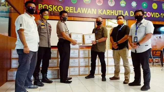 Wakil Direktur Reserse Kriminal Khusus Polda Riau AKBP Fibri menyerahkan bantuan untuk masyarakat terdampak virus corona.