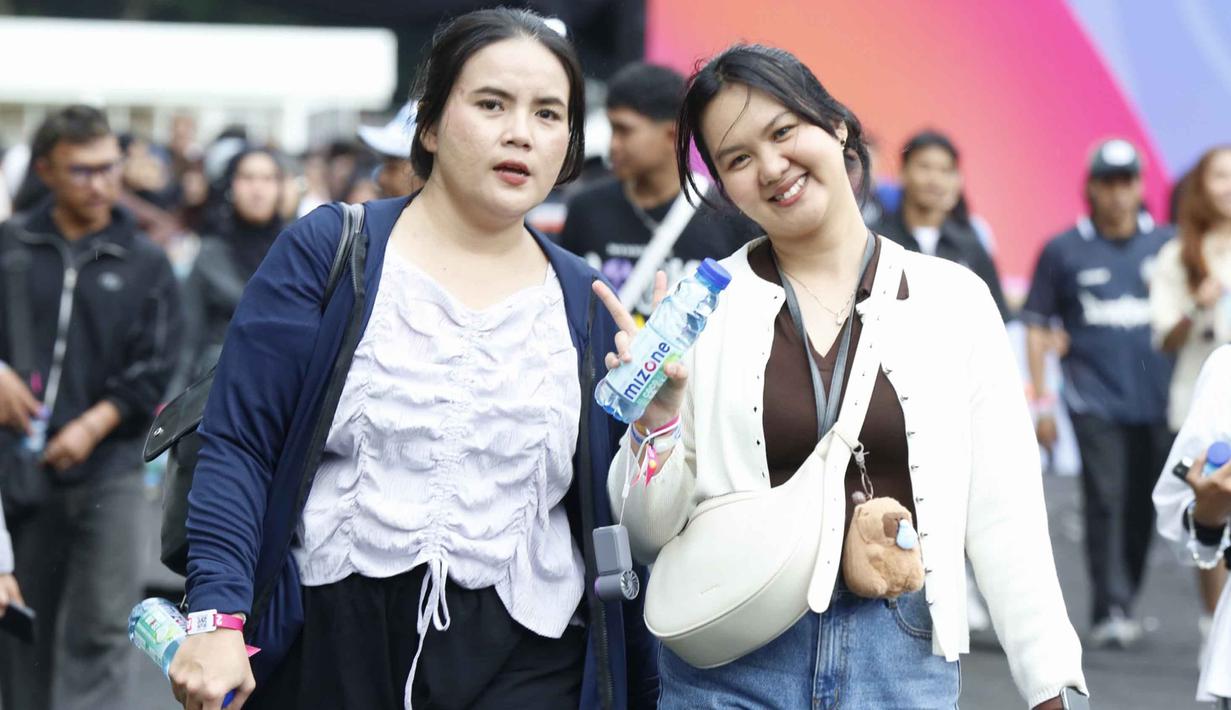 Bertempat di Stadion Madya GBK, acara persembahan KapanLagi Youniverse (KLY) ini langsung disambut meriah oleh ribuan pengunjung yang sudah memadati area sejak siang hari. Tampak dalam foto, pengunjung saat tiba untuk menyaksikan gelaran KapanLagi Buka Bareng (KLBB) Festival 2026 hari pertama di Stadion Madya, Kompleks Gelora Bung Karno, Senayan, Jakarta, Sabtu 28 Februari 2026. (Dok/Kapanlagi Youniverse)