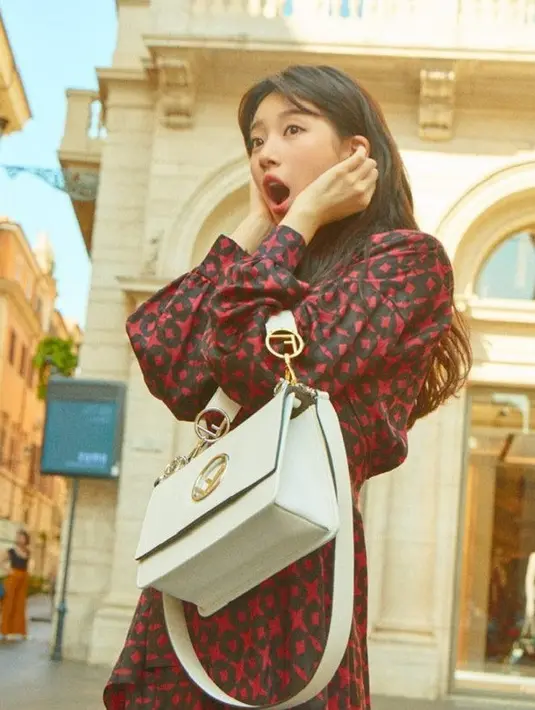 Walaupun memasang ekspresi kaget, akan tetapi Suzy masih terlihat cantik menawan. (Foto: instagram.com/skuukzky)