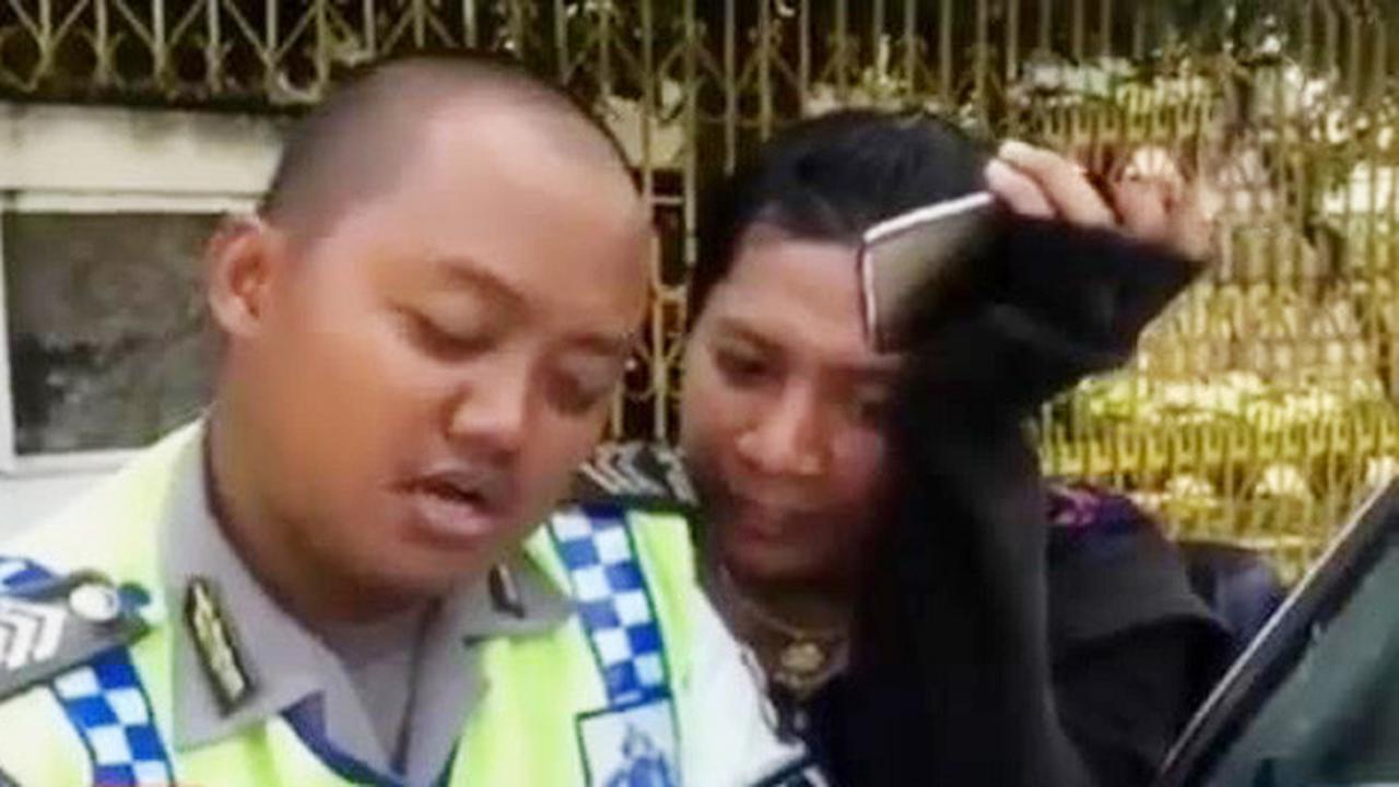 Viral, Polisi Digoda Pria Gemulai saat Operasi Tilang Di Semarang