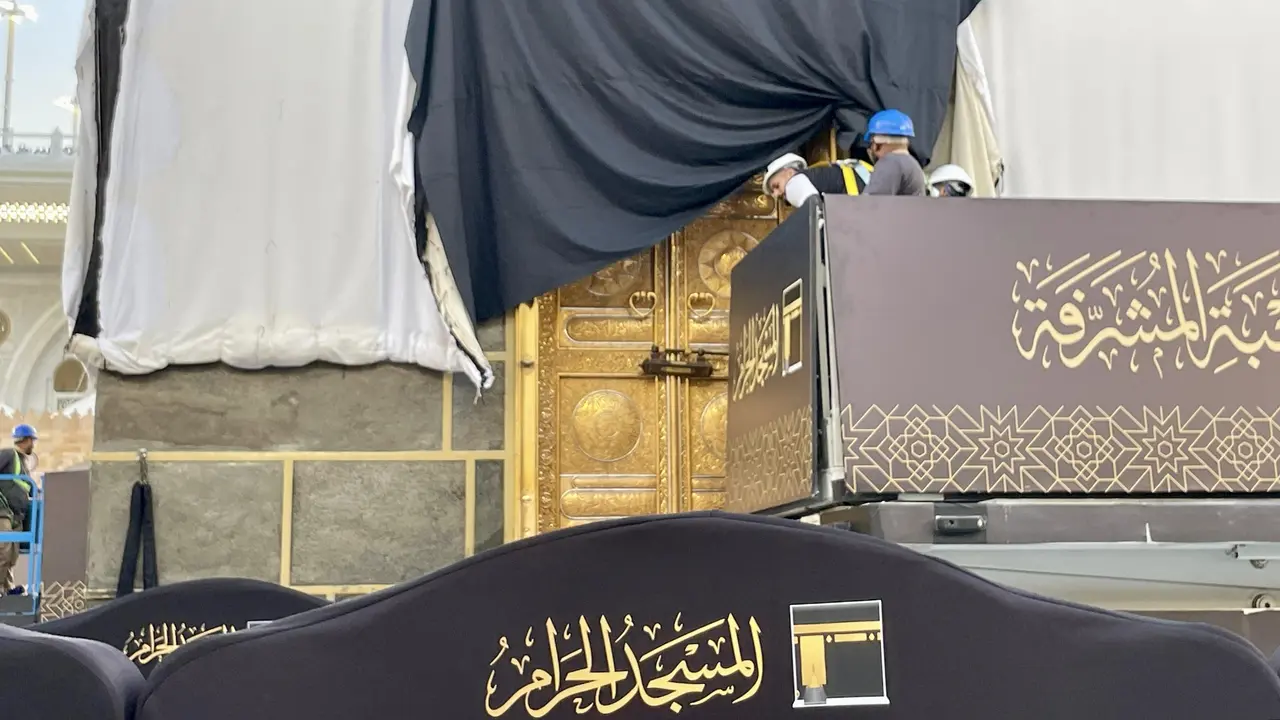 Momen Penggantian Kiswah Baru Ka’bah