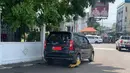 Akibat parkir sembarangan, mobil ini jadi harus kena kunci ban Dinas Perhubungan deh... (Source: rri.co.id)