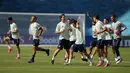 Para pemain Spanyol berlari saat sesi latihan di Stadion La Cartuja, Seville, Spanyol, Minggu (13/6/2021). Spanyol akan bermain melawan Swedia dalam Grup E Euro 2020 pada 13 Juni 2021 waktu setempat. (AP Photo/Thanassis Stavrakis)