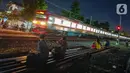 Kereta Rel Listrik yang melintas pada malam hari saat menggunakan kamera realme 9 Pro Plus dengan sensor Sony IMX76, Jakarta, Kamis (24/02/2022). Sensor ini, memiliki asupan cahaya yang masuk lebih banyak dan memungkinkan besaran megapiksel lebih tinggi.(Liputan6.com/Fery Pradolo)