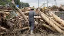  Petugas penyelamat dan penduduk membersihkan puing-puing usai banjir, Toho, prefektur Fukuoka, Jepang, Sabtu (8/7).Wilayah Fukuoka dan Oita diketahui merupakan lokasi paling parah yang terkena banjir. (AFP PHOTO / JIJI PRESS)